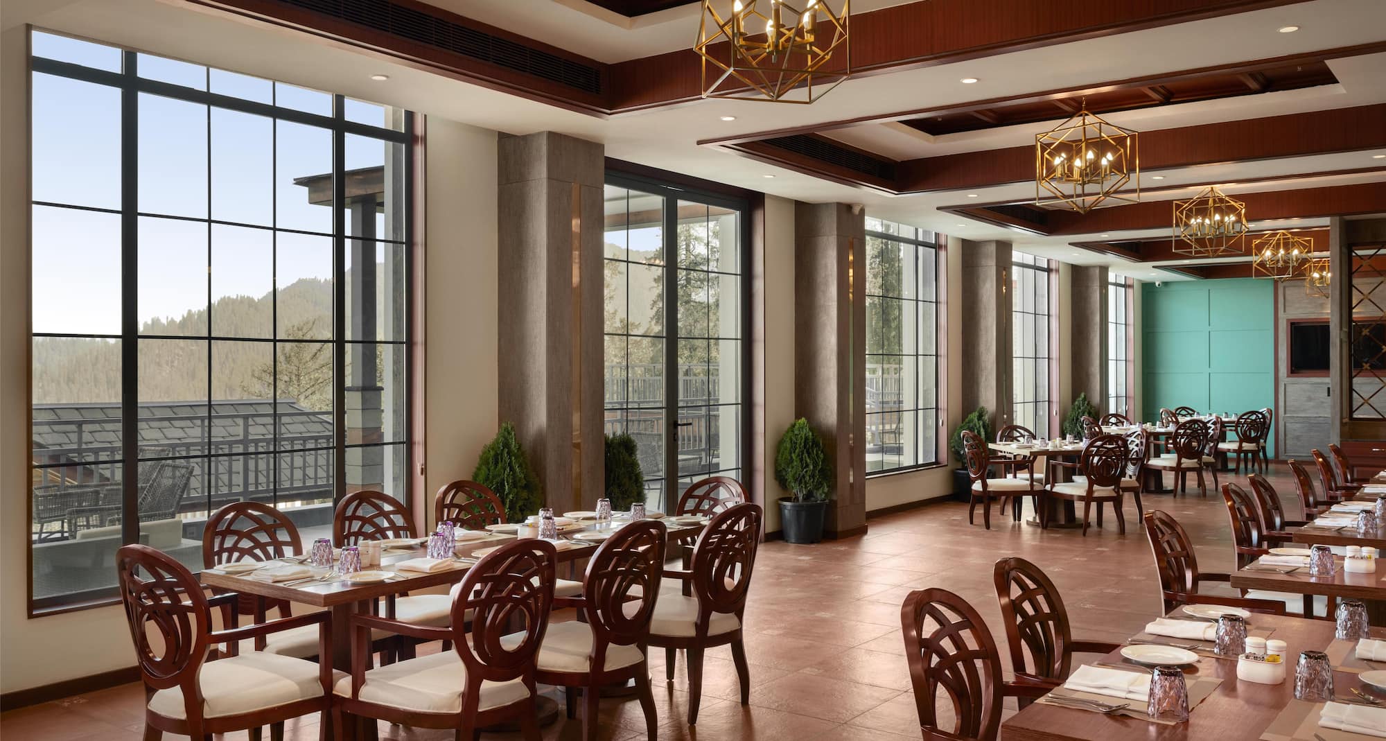 Greenberry Resort Narkanda, a member of Radisson Individuals Premier - Three Peaks Restaurant View