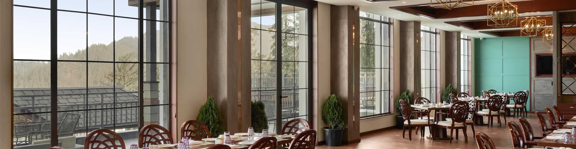 Greenberry Resort Narkanda, a member of Radisson Individuals Premier - Three Peaks Restaurant View