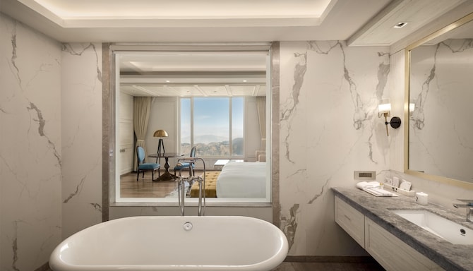 Greenberry Resort Narkanda, a member of Radisson Individuals Premier - Suite - Apple Valley View Bathroom