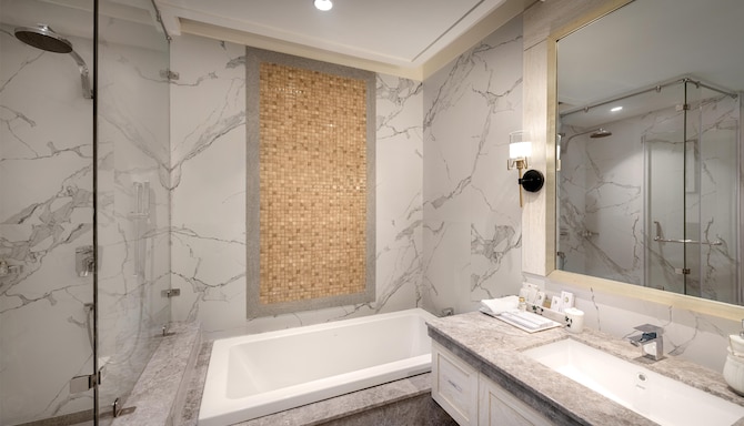Greenberry Resort Narkanda, a member of Radisson Individuals Premier - Suite - Himalayan View with Balcony Bathroom