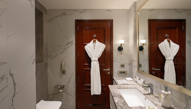 Greenberry Resort Narkanda, a member of Radisson Individuals Premier - Suite - Valley View Bathroom
