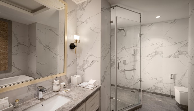 Greenberry Resort Narkanda, a member of Radisson Individuals Premier - Suite - Valley View Bathroom