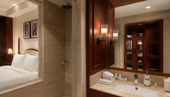Greenberry Resort Narkanda, a member of Radisson Individuals Premier - Suite - Himalayan View with Balcony Bathroom