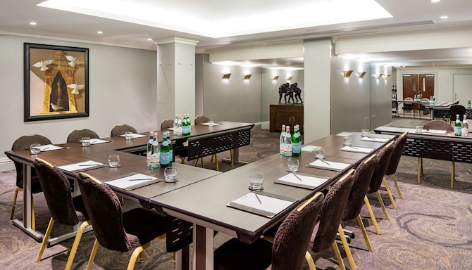 ‏‫فندق Radisson Blu Edwardian Grafton Hotel, London‬ - قاعة اجتماعات