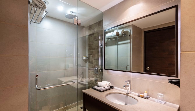 Gurmon Hotels Sohna Road Gurugram, a member of Radisson Individuals - Guest Room Bath