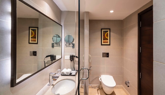 Gurmon Hotels Sohna Road Gurugram, a member of Radisson Individuals - Guest Room Bath