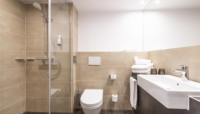 HARBR. Hotel Heilbronn, a member of Radisson Individuals - Guest Room Bath