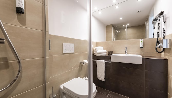 HARBR. Hotel Heilbronn, a member of Radisson Individuals - Superior Room bath