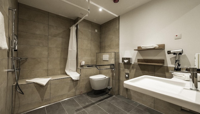 HARBR. Hotel Konstanz, a member of Radisson Individuals - Bad im Gästezimmer