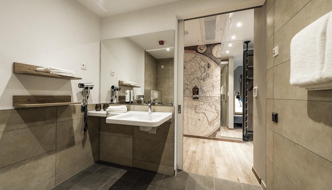 HARBR. Hotel Konstanz, a member of Radisson Individuals - Bad im Gästezimmer