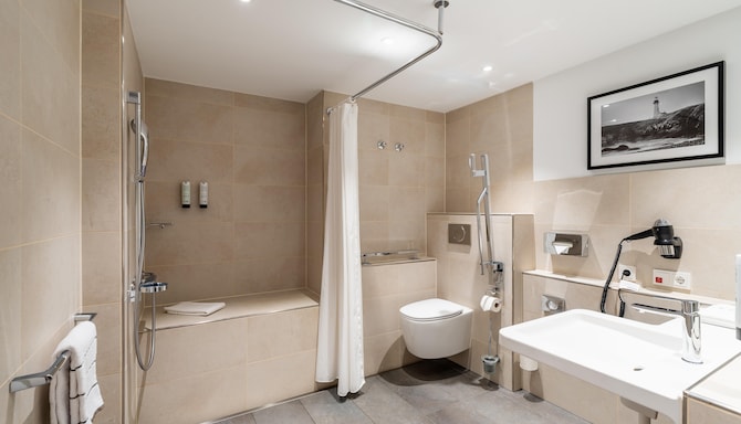 HARBR. Hotel Ludwigsburg, a member of Radisson Individuals - Superior Room Accessible bathroom
