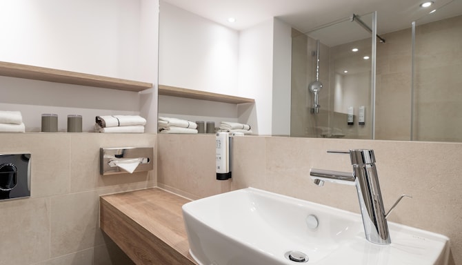 HARBR. Hotel Ludwigsburg, a member of Radisson Individuals - Standard Room bath