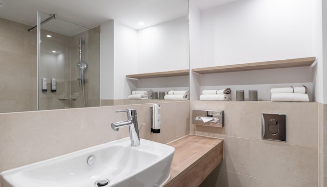 HARBR. Hotel Ludwigsburg, a member of Radisson Individuals - Superior Room bath