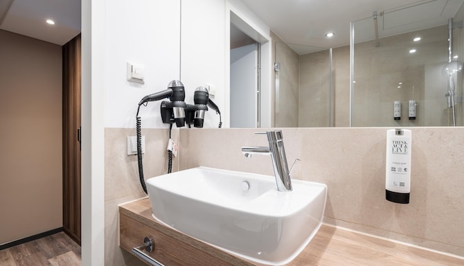 HARBR. Hotel Ludwigsburg, a member of Radisson Individuals - Superior Room bath
