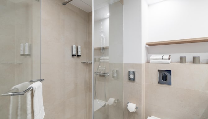 HARBR. Hotel Ludwigsburg, a member of Radisson Individuals - Superior Room bath