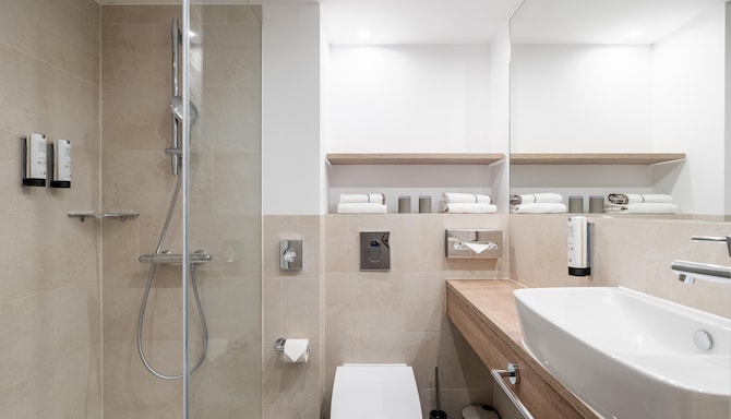 HARBR. Hotel Ludwigsburg, a member of Radisson Individuals - Standard Room bath