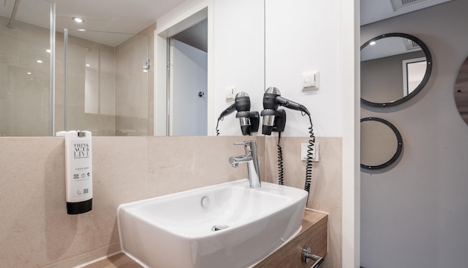 HARBR. Hotel Ludwigsburg, a member of Radisson Individuals - Standard Room bath