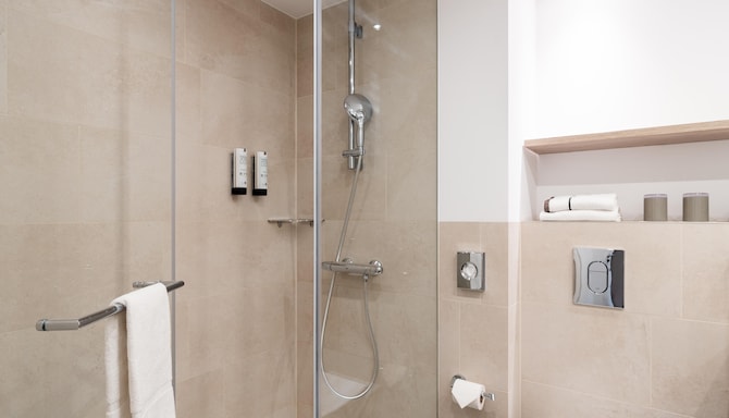 HARBR. Hotel Ludwigsburg, a member of Radisson Individuals - Standard Room bath