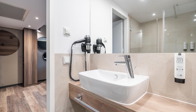 HARBR. Hotel Ludwigsburg, a member of Radisson Individuals - Premium Room bath