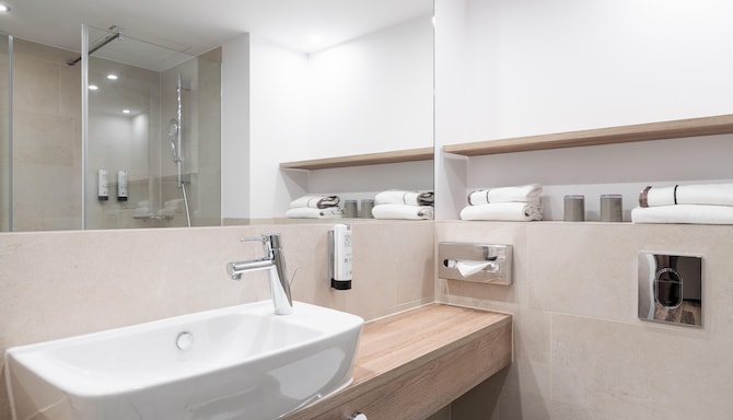 HARBR. Hotel Ludwigsburg, a member of Radisson Individuals - Premium Room bath