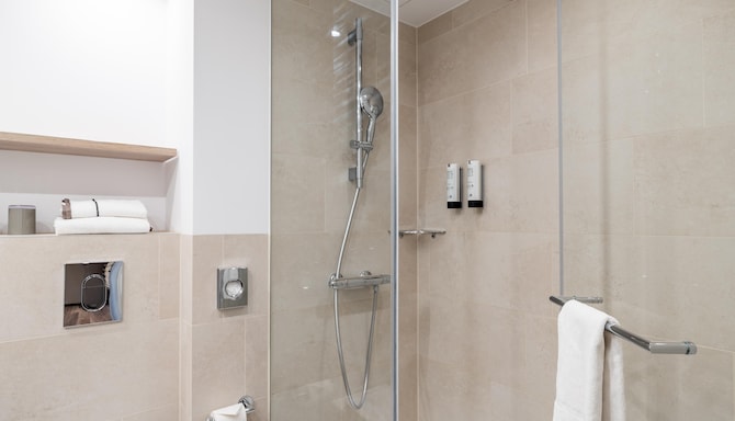 HARBR. Hotel Ludwigsburg, a member of Radisson Individuals - Premium Room bath