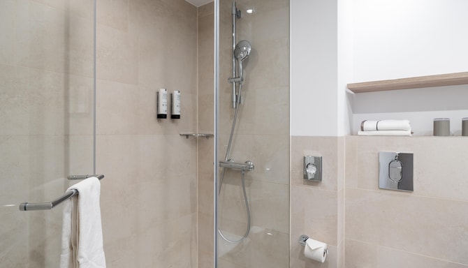 HARBR. Hotel Ludwigsburg, a member of Radisson Individuals - Junior Suite bath