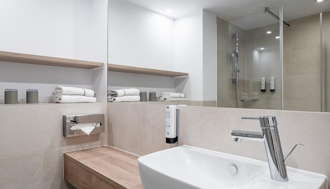 HARBR. Hotel Ludwigsburg, a member of Radisson Individuals - Junior Suite bath