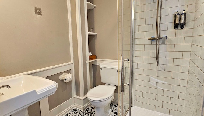 Henrietta House, a member of Radisson Individuals - Guest room bath