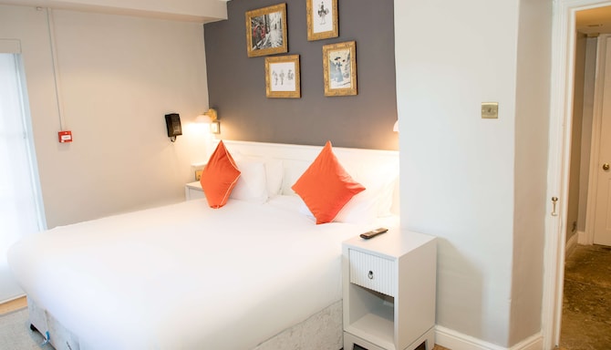 Henrietta House, a member of Radisson Individuals - Traditional Family Room - Garden