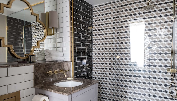 Henrietta House, a member of Radisson Individuals - Suite Bathroom