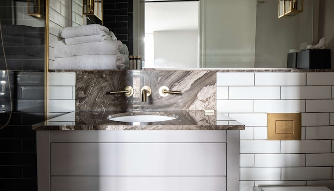 Henrietta House, a member of Radisson Individuals - Boutique Cozy Room - Bathroom
