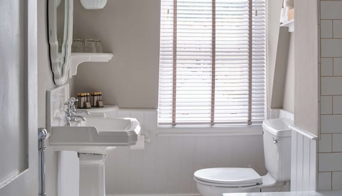 Henrietta House, a member of Radisson Individuals - Traditional Suite - Bathroom