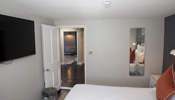 Henrietta House, a member of Radisson Individuals - Traditional Suite - Two Bedroom