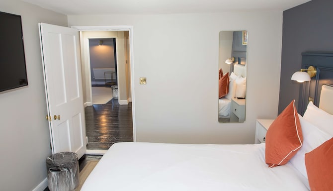 Henrietta House, a member of Radisson Individuals - Traditional Suite - Two Bedroom