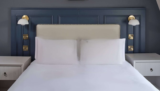Henrietta House, a member of Radisson Individuals - Traditional Suite - Two Bedroom