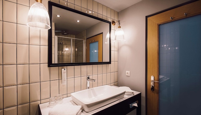 Hotel Berlin, Berlin, a member of Radisson Individuals - Family Room bathroom