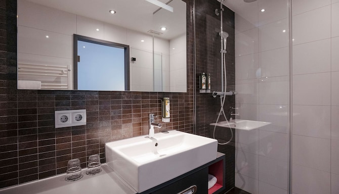 Hotel Berlin, Berlin, a member of Radisson Individuals - Cosy Small Room Bathroom