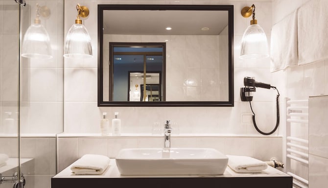 Hotel Berlin, Berlin, a member of Radisson Individuals - Standard Room bathroom