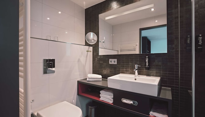 Hotel Berlin, Berlin, a member of Radisson Individuals - Premium Room bathroom
