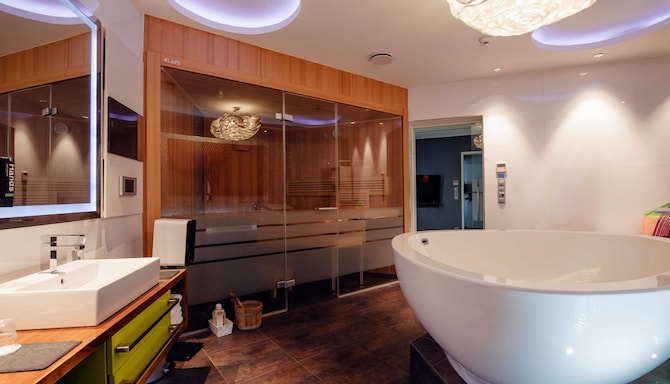 Hotel Berlin, Berlin, a member of Radisson Individuals - Teufel Suite bathroom