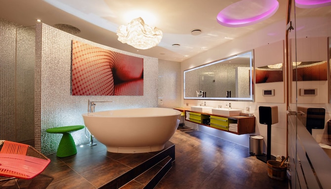 Hotel Berlin, Berlin, a member of Radisson Individuals - Teufel Suite bathroom
