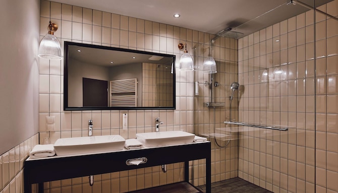 Hotel Berlin, Berlin, a member of Radisson Individuals - Corner Suite bathroom