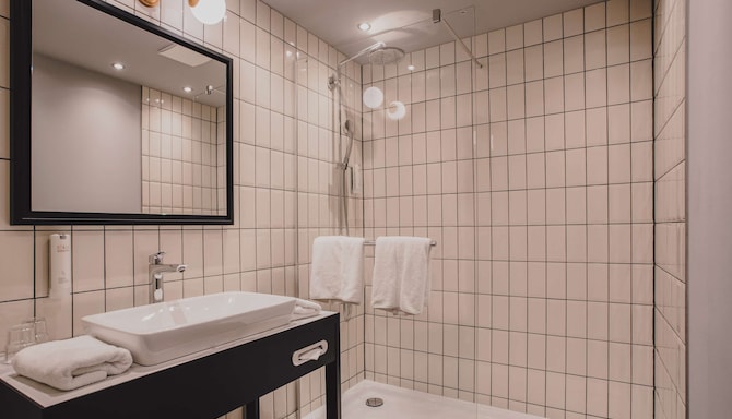 Hotel Berlin, Berlin, a member of Radisson Individuals - Junior Suite bathroom
