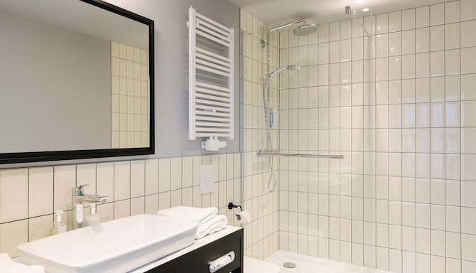 Hotel Berlin, Berlin, a member of Radisson Individuals - One Bedroom Suite bathroom