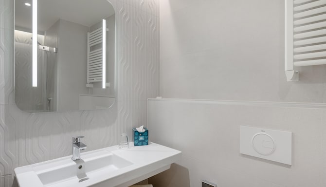 Hotel Erzsébet City Center Budapest, a member of Radisson Individuals - Bathroom