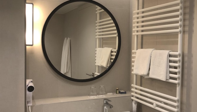Hotel Erzsébet City Center Budapest, a member of Radisson Individuals - Junior Suite bathroom