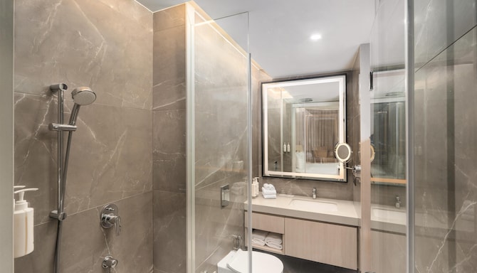 Hotel Gwalior Regency, a member of Radisson Individuals - Superior room Bathroom