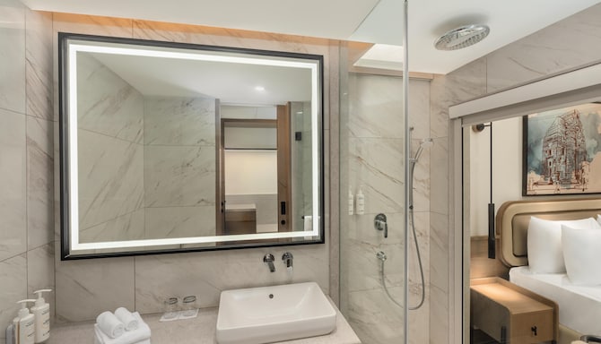 Hotel Gwalior Regency, a member of Radisson Individuals - Deluxe room Bathroom