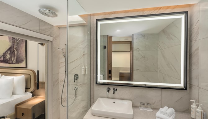 Hotel Gwalior Regency, a member of Radisson Individuals - Superior room Bathroom