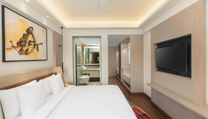 Hotel Gwalior Regency, a member of Radisson Individuals - Superior room Bedroom Reverse